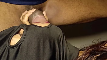 Colegiada golosa se enfrenta al reto de comerse una verga gigante