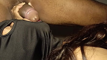 Colegiada golosa se enfrenta al reto de comerse una verga gigante