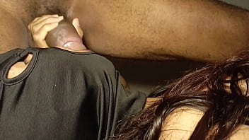 Colegiada golosa se enfrenta al reto de comerse una verga gigante