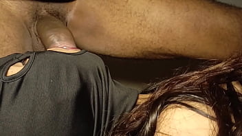 Colegiada golosa se enfrenta al reto de comerse una verga gigante