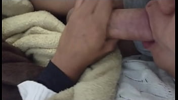 Happy new year safado do meu enteado me acordou no réveillon só pra eu chupar sua piroca e eu engolir toda porra