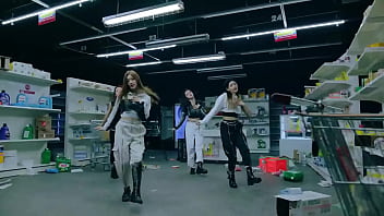 Loona chicas kpop cantando y bailando en carros