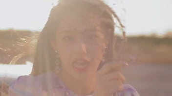 Loona chicas kpop cantando y bailando en carros