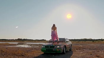 Loona chicas kpop cantando y bailando en carros