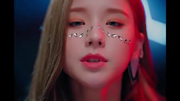 Loona chicas kpop cantando y bailando en carros