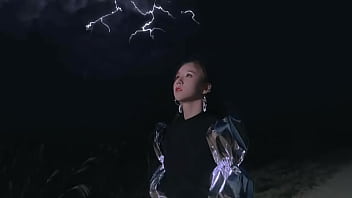 Loona chicas kpop cantando y bailando en carros