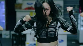 Loona chicas kpop cantando y bailando en carros