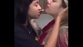 Amigas Se Besan En Una Fiesta thumbnail