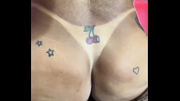 Milf rabuda sentando na piroca do tatuado