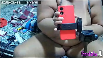 Madrasta gosta de se exibir para todos seus vizinhos