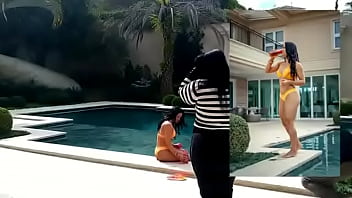 Giant ass brunette showing off her ass