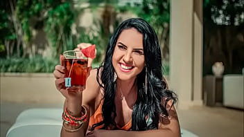 Giant ass brunette showing off her ass