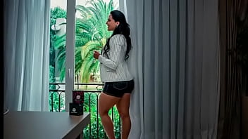 Giant ass brunette showing off her ass