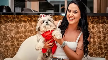 Giant ass brunette showing off her ass