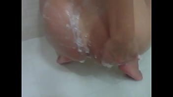 Juju philipe ensaboando o bumbum 2