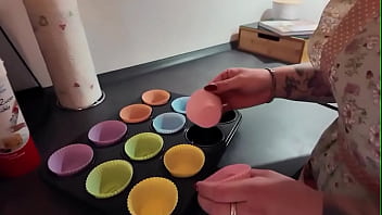 Org*smus statt muffins eigentlich wollte ich nur ein paar süße muffins backen aber meine nasse p*ssy hatte ganz a