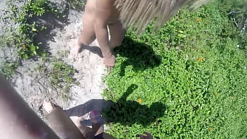 Levou porra na bunda e lavou no mar