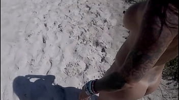 Levou porra na bunda e lavou no mar