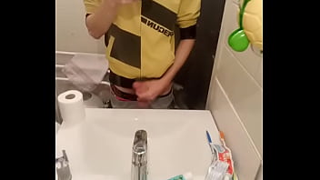 Mon homme se branle et gicle