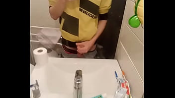 Mon homme se branle et gicle