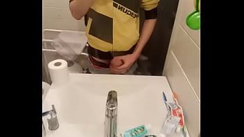 Mon homme se branle et gicle