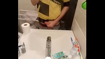 Mon homme se branle et gicle