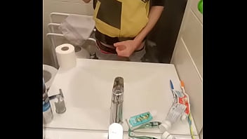 Mon homme se branle et gicle