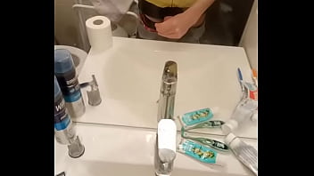 Mon homme se branle et gicle