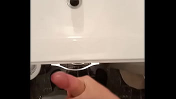 Mon homme se branle et gicle