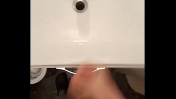 Mon homme se branle et gicle