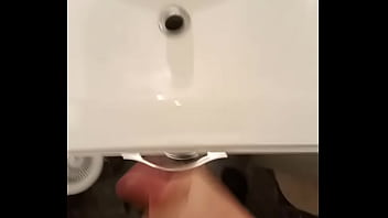 Mon homme se branle et gicle