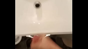 Mon homme se branle et gicle
