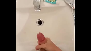 Mon homme se branle et gicle