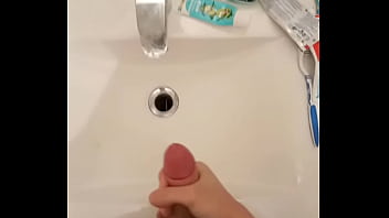 Mon homme se branle et gicle