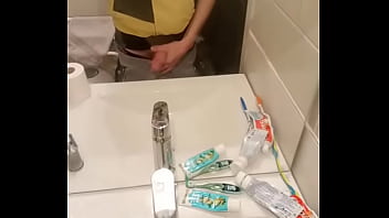 Mon homme se branle et gicle