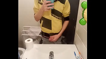 Mon homme se branle et gicle