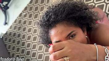 Meu amigo me fode na sala no chão eu gosto de arrombar minha buceta