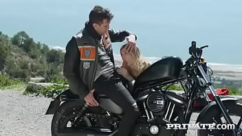 Biker chick natalia starr wants fuck & anal