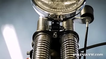 Biker chick natalia starr wants fuck & anal