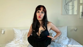 Brunette hottie fingers her wet pussy