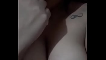 Se toca las bubis moviendose rico rico