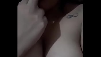 Se toca las bubis moviendose rico rico