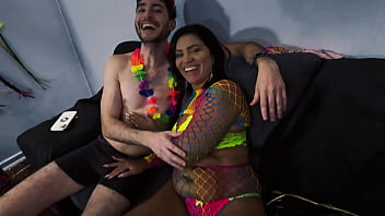 Aula de carnaval com nicoly quem chupa melhor ganha garganta profunda com direito leitinho na boca