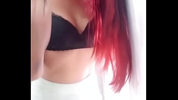 Una mami bien sexy bailando con la popola marcada