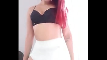 Una mami bien sexy bailando con la popola marcada