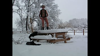 Nu Dans La Neige Sur Une Table De Piquenique thumbnail