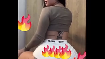 Perra bailando moviendo culote