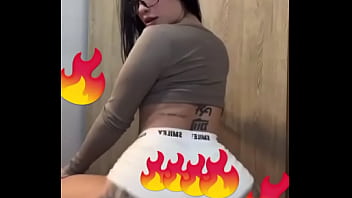 Perra bailando moviendo culote