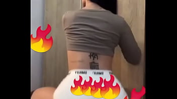 Perra bailando moviendo culote Perra bailando moviendo culote