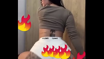 Perra bailando moviendo culote